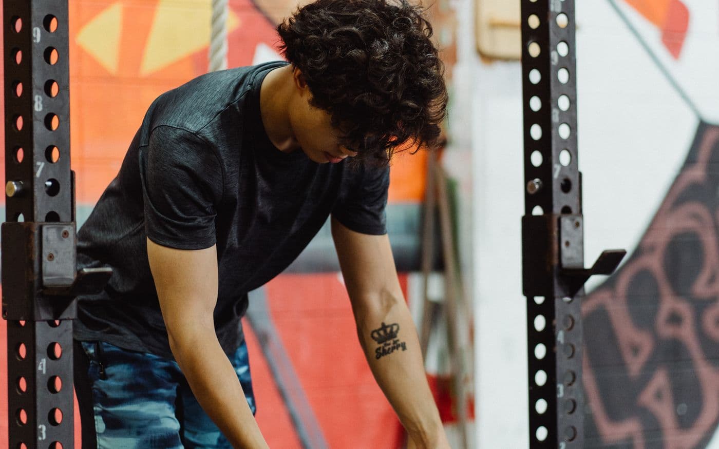 Trainierender im Power Rack mit verstellbaren Ablagen