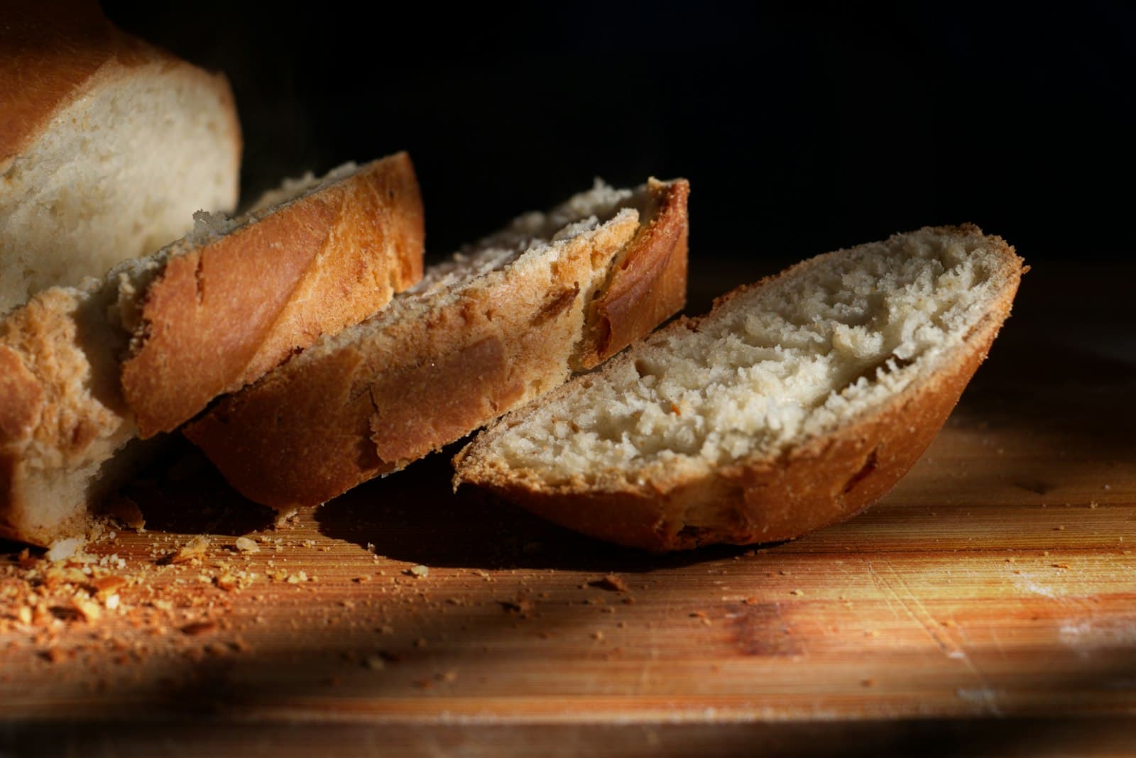 Aufgeschnittenes Vollkornbrot auf einem Holztisch