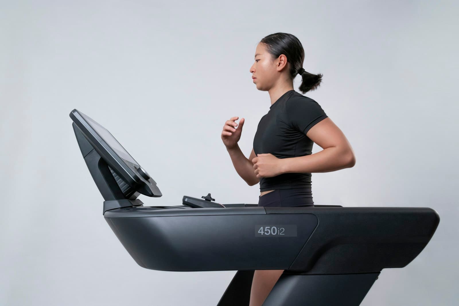Frau läuft auf einem Laufband im Fitnessstudio